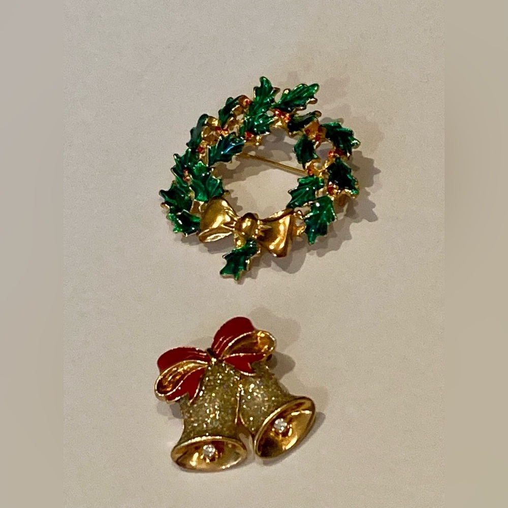 Vintage Christmas Wreath Pin Gold Tone Enamel Brooch Christmas Bells Lot of 2
